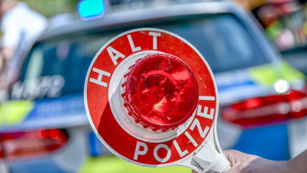 Wie zufrieden sind Polizeibedienstete in Niedersachsen? Das Innenministerium in Hannover, zuständig für die Polizei im Land, hat am Montag in Hannover die Ergebnisse einer Mitarbeiterbefragung vorgestellt. Foto: IMAGO/Marius Bulling