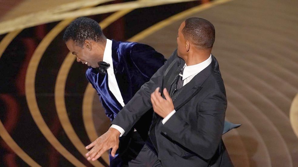 Oscar-Geschichte: Will Smith verpasst Chris Rock bei der Preisgala 2022 eine Ohrfeige. Foto: Chris Pizzello/Invision/AP/dpa