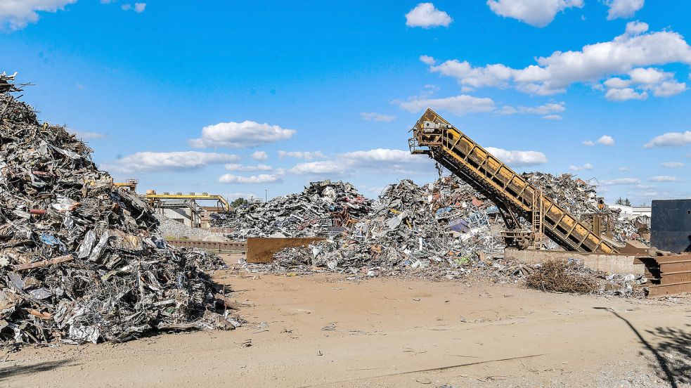 Die Schrott-Berger bei Nehlsen E. Heeren im Leeraner Hafen sind aktuell besonders hoch. Einem Großkunden fehlen Schiffe, um die Waren nach Süddeutschland zu transportieren. Foto: Ortgies