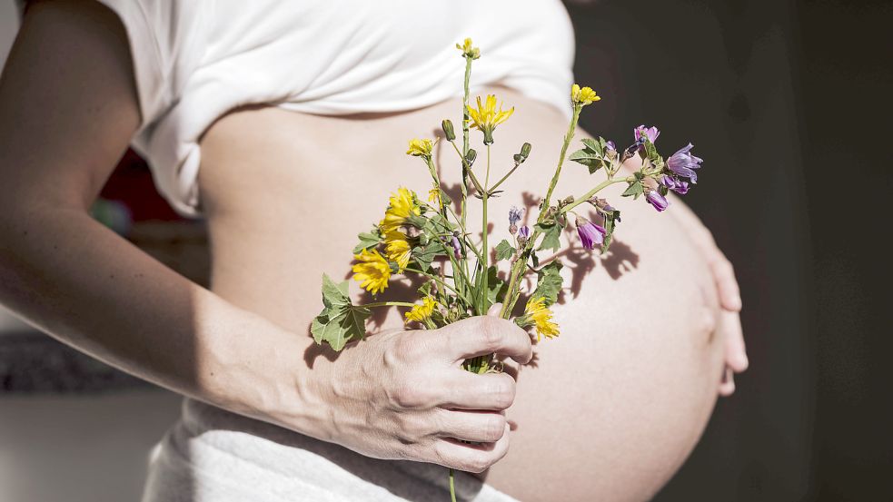 Welche Produkte sind am besten für mich und mein Baby? Mit Willkommenspaketen und Proben können werdende Mamas das ausprobieren (Symbolbild). Foto: Imago images/Westend61