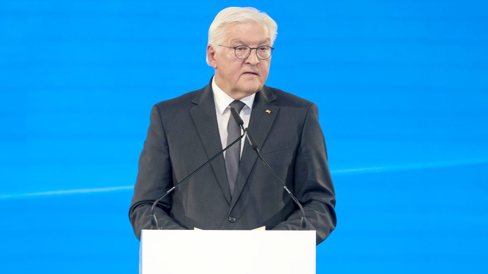 Bundespräsident Frank-Walter Steinmeier nimmt an der Gedenkveranstaltung auf dem Fliegerhorst Fürstenfeldbruck zum 50. Jahrestag des Anschlags auf israelische Sportler bei den Olympischen Spielen 1972 in München teil. Foto: Hoppe/DPA