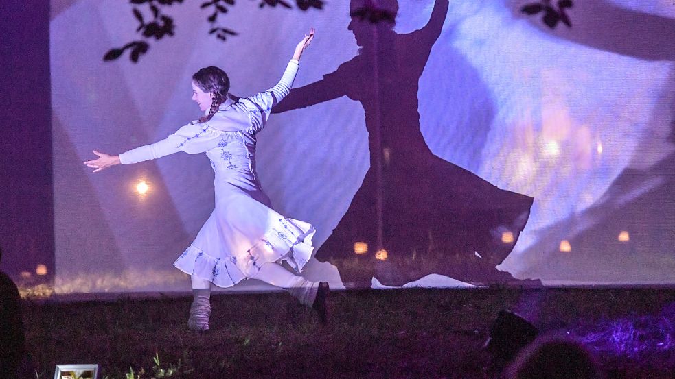 Die Berliner Theatergruppe Anu lädt dieses Jahr wieder zu „Lücht un Spööl“ in den Schlossgarten der Evenburg ein. Foto: Archiv/Ortgies