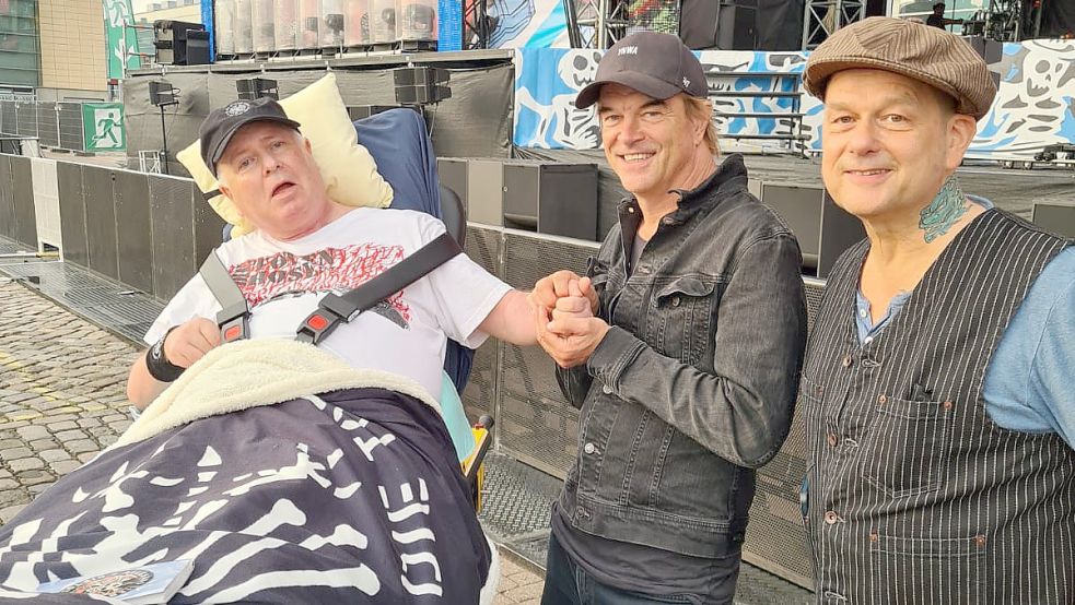 Bernd Walter aus Friesoythe (links) mit Tote-Hosen-Frontmann Campino (Mitte) und Kuddel, dem Gitarristen der Band. Foto: Arbeiter-Samariter-Bund