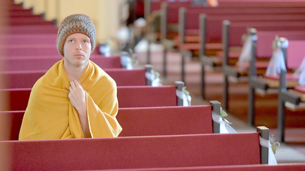 Eigentlich nimmt man in der Kirche die Mütze ab. Allerdings könnte sie wie auf diesem Symbolbild aufgenommen in der reformierten Kirche in Loga Wärme spenden, denn es soll möglichst wenig geheizt werden. Foto: Ortgies