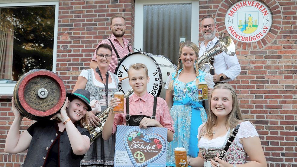 Die Mitglieder des Musikvereins Harkebrügge haben sich schon einmal in bayrische Tracht geworfen, um ihre Vorfreude auf das Oktoberfest, das sie am 24. September in Harkebrügge feiern wollen, auszudrücken. Foto: Passmann