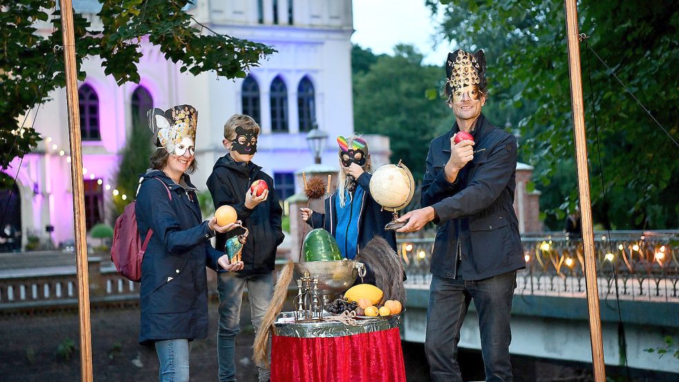 Die „Zeitreise“ ins Barock endet mit einem Bild vor der Evenburg. Foto: Stromann