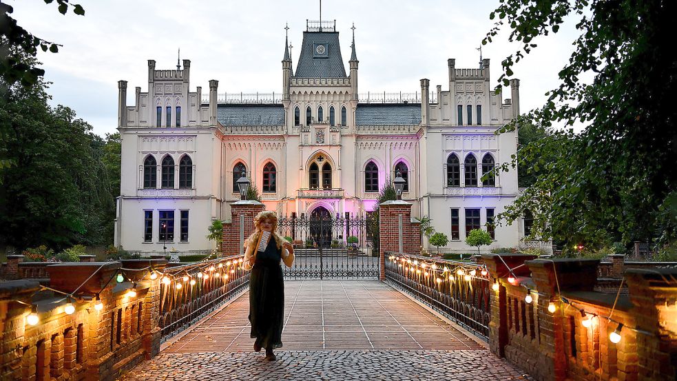 Der Park rund um das Schloss Evenburg wird märchenhaft beleuchtet. Foto: Stromann