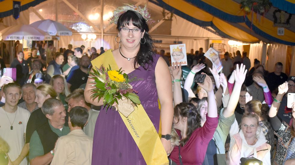 Carola Feldmann ist neue Erntekönigin von Klostermoor. Sie durfte sich in der Nacht zu Samstag die Krone aufsetzen. Fotos: Zein