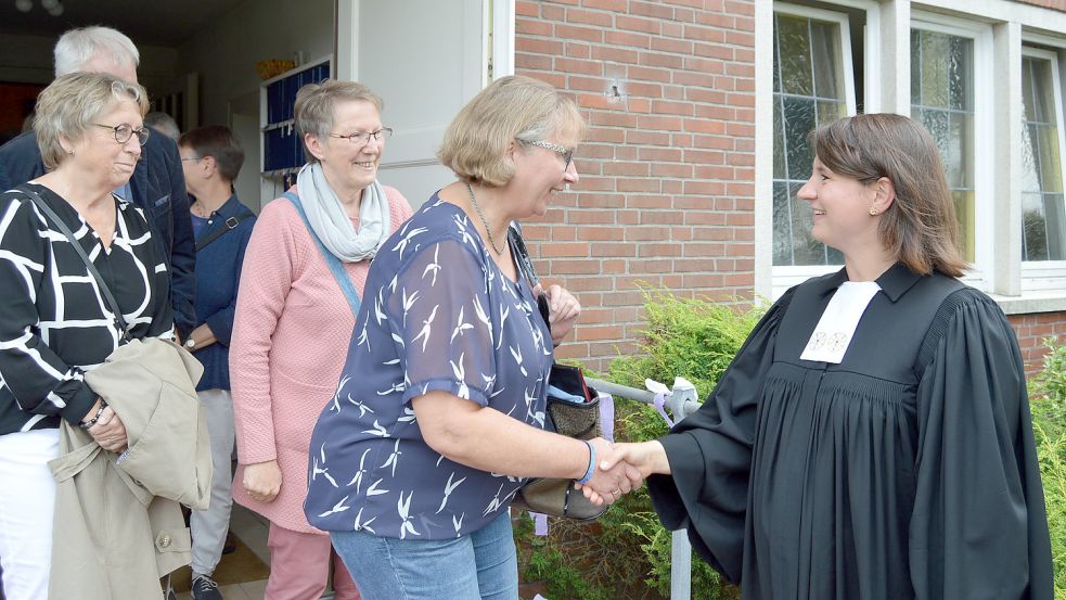 Die neue Pastorin Martina Neubarth erhielt viele gute Wünsche für die Zukunft. Fotos: Weers