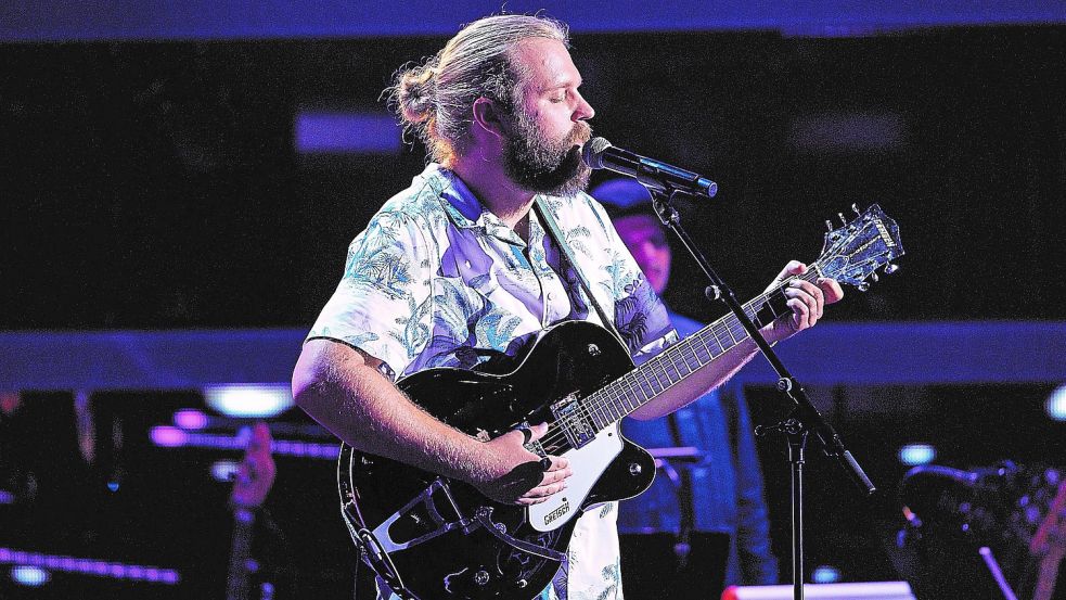 Gefühlvoll singt Jan Bleeker den Song „Supergirl“ von „Reamonn“ auf der Bühne bei „The Voice of Germany“. Songschreiber Rea Garvey saß selbst in der Jury. Foto: ProSieben/SAT.1/Richard