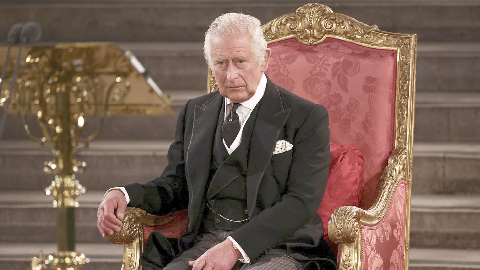 König Charles III. sitzt am Montag in der Westminster Hall in London, wo beide Kammern des Parlaments zusammenkommen, um ihr Beileid nach dem Tod von Königin Elizabeth II. auszudrücken. Foto: Nicholls/Reuters Pool/AP/DPA