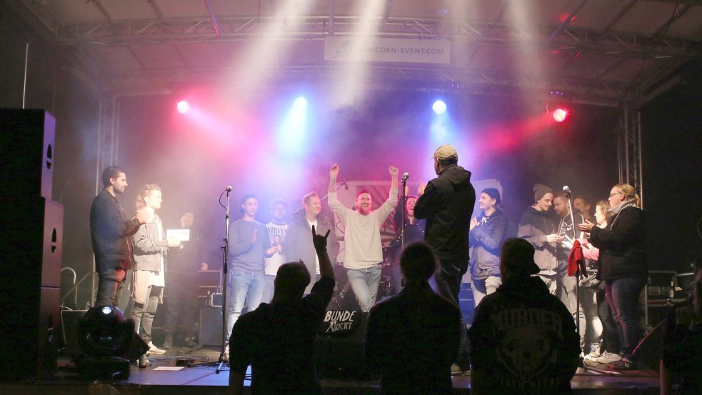 2018 konnten sich die Mitglieder der Gruppe „Apollo Circus“ (Mitte) freuen, nachdem Werner Hoffmann die Entscheidung der Jury mitgeteilt hatte. Sie gewannen den Bandwettbewerb. Foto: Jugendbüro Bunde/Archiv