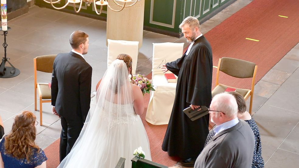 Hartmut Lübben arbeitet seit zwei Jahren als Pastor von Greetsiel. Dieses Bild aus dem Juni zeigt ihn bei der Trauung von Dennis und Laura Baumann. Foto: Wagenaar