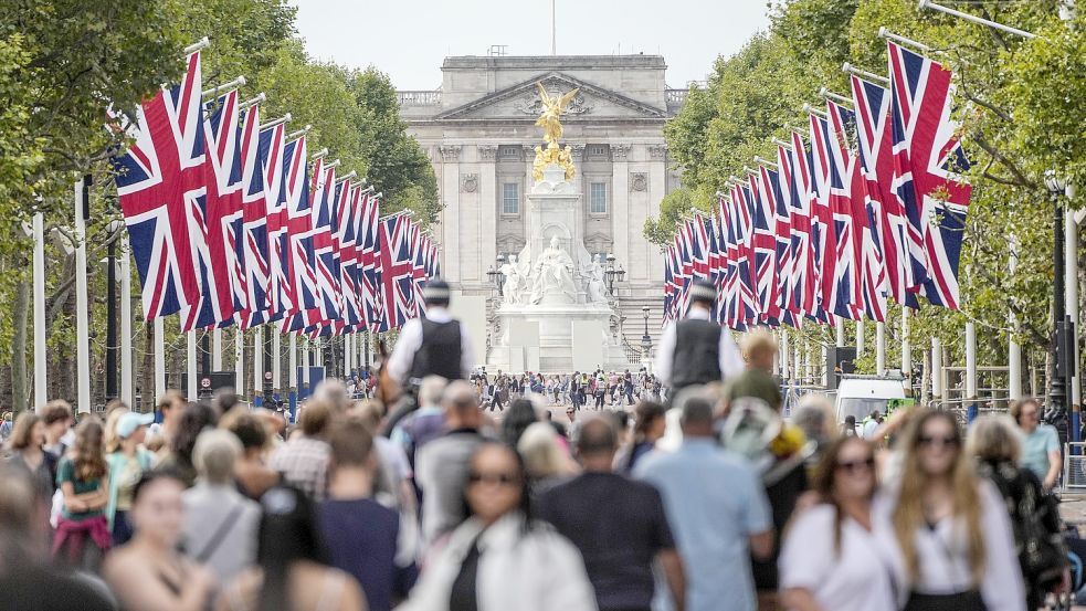 Bis zu 30 Stunden müssen die Menschen in London warten, um sich von der Queen zu verabschieden. Foto: dpa/AP/Martin Meissner