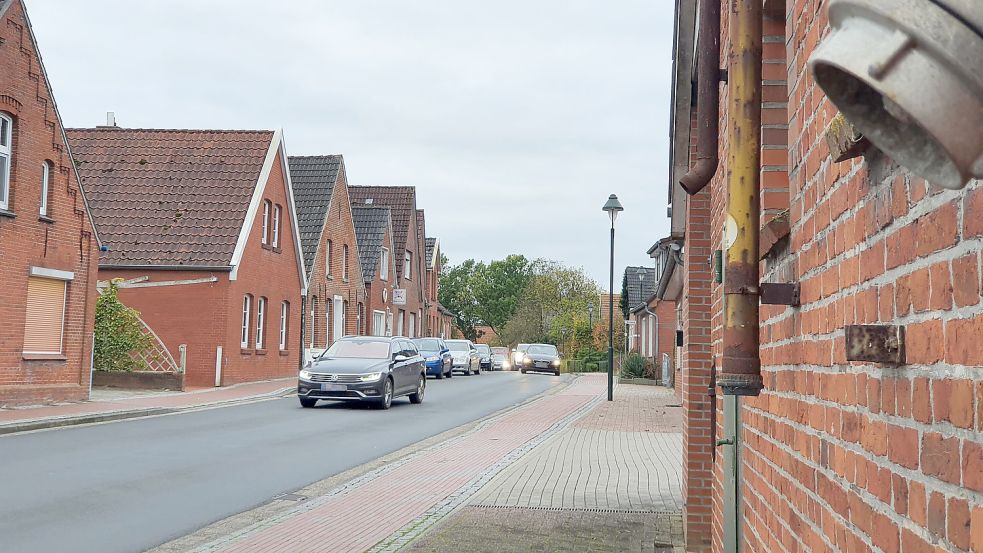 Die Ortsdurchfahrt von Hatzum gilt offiziell nicht als Unfallschwerpunkt. Anwohner fordern allerdings eine Tempobeschränkung. Das Foto stammt aus dem Oktober letzten Jahres. Foto: Gettkowski/Archiv