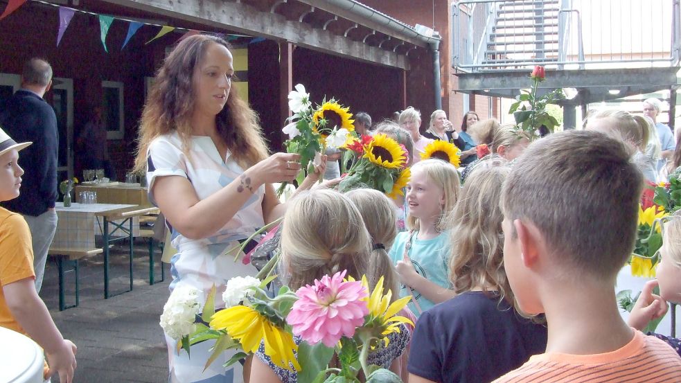 Kinder der 3. Klasse überraschten Nicole Hillebrand mit Blumen und Gesang. Foto: Scherzer