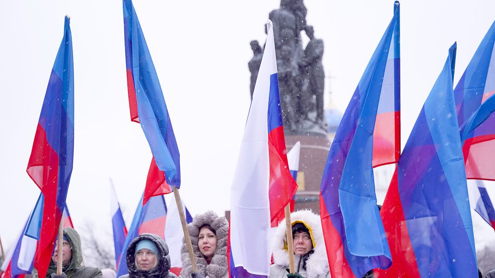 DPR LPR Russia Ukraine Military Operation 8131157 02.03.2022 Participants attend the flash mob We don t leave our own in Foto: Maxim Zakharov via www.imago-images.de