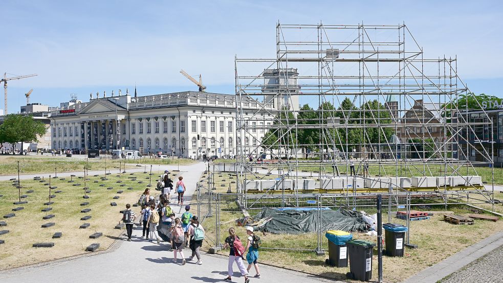 Am Tag nach dem Abhängen des umstrittenen Großbanners „People‘s Justice“ des indonesischen Künstlerkollektivs Taring Padi, bleiben auf dem Friedrichsplatz das leere Gerüst sowie die Ständer für die ebenfalls entfernten Pappfiguren zurück. Das Großbanner wurde nach öffentlicher Kritik wegen antisemitischer Bildsprache entfernt. Foto: dpa