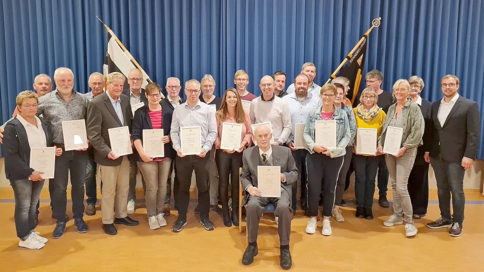 Zahlreiche Mitglieder der Kolpingsfamilie Scharrel wurden durch den Vorsitzenden Dietmar Lührs (rechts) auf der Jahreshauptversammlung geehrt. Vorne im Bild Foto: Passmann