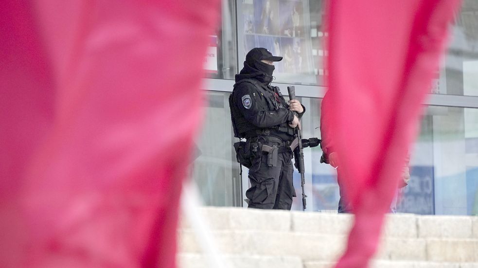 Scheinreferendum in Luhansk: Ein Polizist des russischen Innenministeriums bewacht ein Wahllokal. Foto: AP/dpa