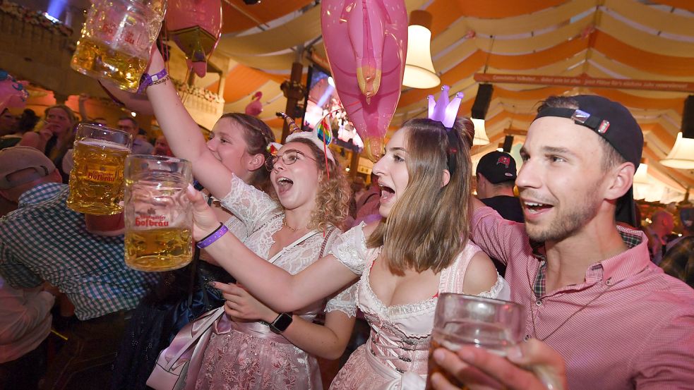 Es ist Oktoberfest-Saison. Wo gehen Sie lieber feiern, auf dem Oktoberfest oder doch lieber Schützenfest? Foto: dpa/Franziska Kraufmann