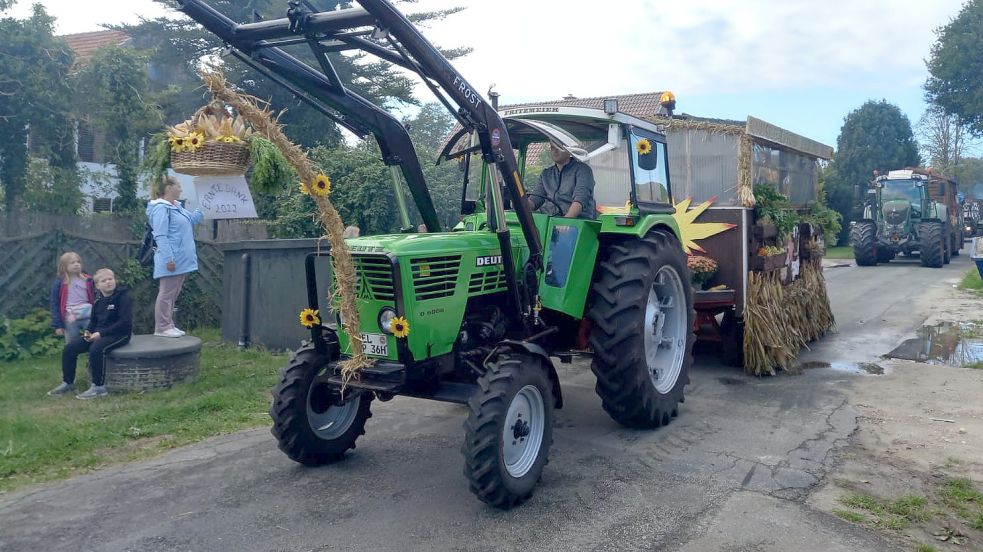 Kurz nach 12.30 Uhr setzten sich die 37 Wagen, die am Ernteumzug teilnehmen, in Bewegung. Die Strecke führt über Bockhorst und Burlage wieder zurück zum Festplatz am Sportplatz in Bockhorst. Foto: Weers