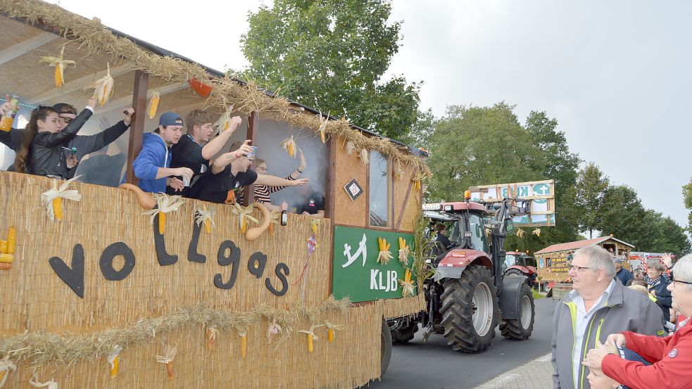 Kurz nach 12.30 Uhr setzten sich die 37 Wagen, die am Ernteumzug teilnahmen, in Bewegung. Die Strecke führte über Bockhorst und Burlage wieder zurück zum Festplatz am Sportplatz in Bockhorst. Foto: Weers