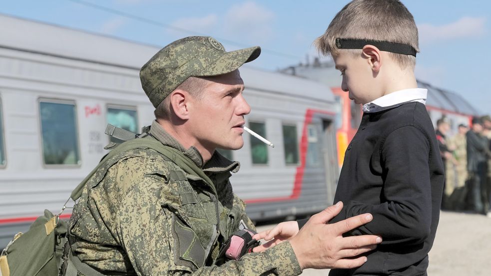 Abschied auf Nimmerwiedersehen? Ein russischer Soldat zieht an die Front. Die imperiale Politik von Präsident Wladimir Putin macht Kinder zu Waisen. Foto: picture alliance/dpa/AP