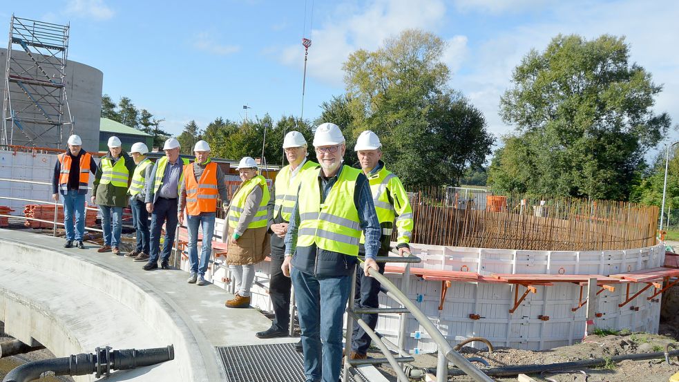 Die Mitglieder der Verbandsversammlung des Abwasserverbandes Overledingen sahen sich auf der Baustelle um. Foto: Weers