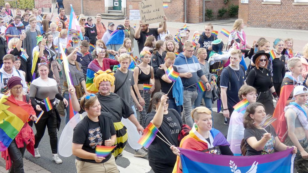 Am 10. September feierten mehr als 400 Menschen in Aurich den 7. Christopher Street Day. Fotos: Mühring