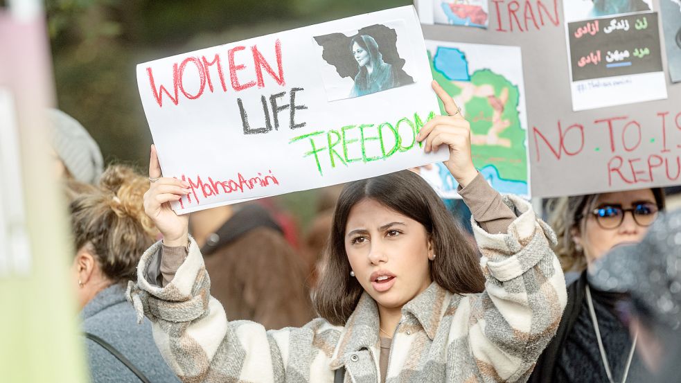 Auch in Deutschland gibt es Proteste gegen die iranische Regierung. Hier zu Beginn der Woche in Hamburg. Foto: picture alliance/dpa | Markus Scholz