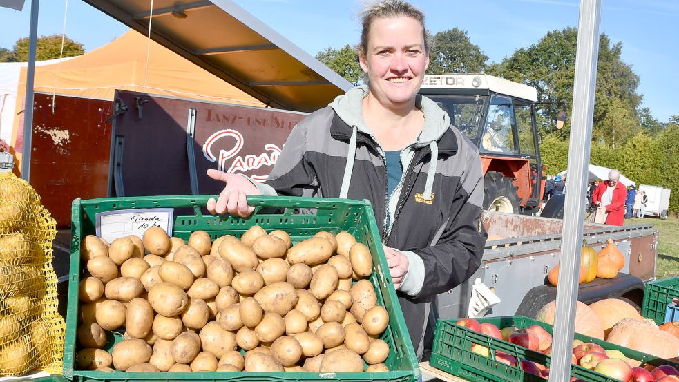 Anja Wilts hatte frisch geerntete Kartoffeln und Kürbisse im Angebot. Fotos: Hellmers