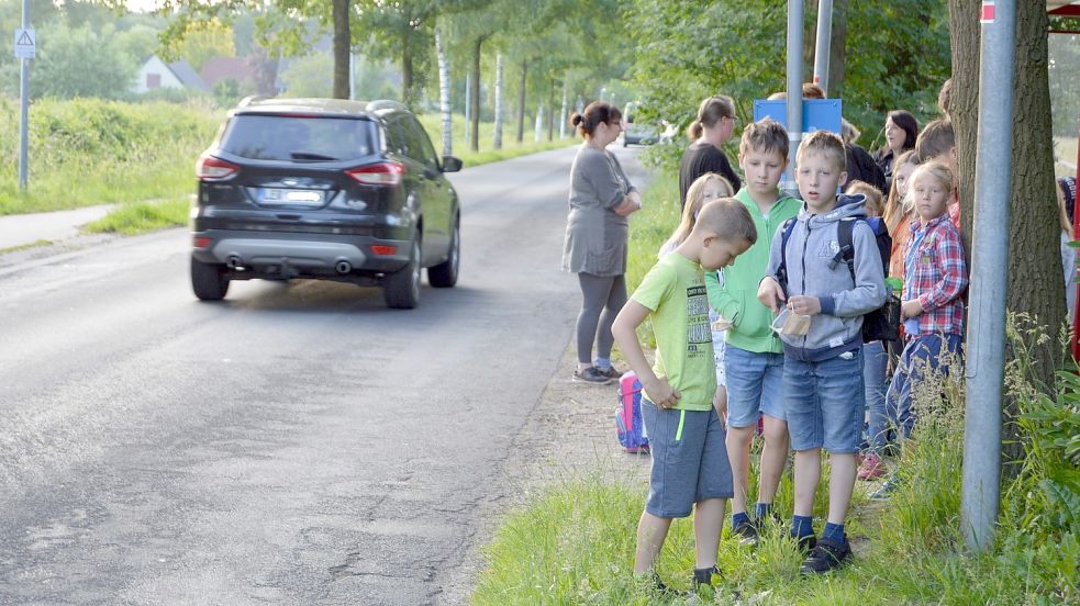 Kinder und Jugendliche müssen an der Papenburger Straße/2. Südwieke in Rhauderfehn sehr nah Fahrbahnrand stehen, um auf den Bus zu warten. Darüber hatten sich Eltern beschwert. Archivfoto: Weers