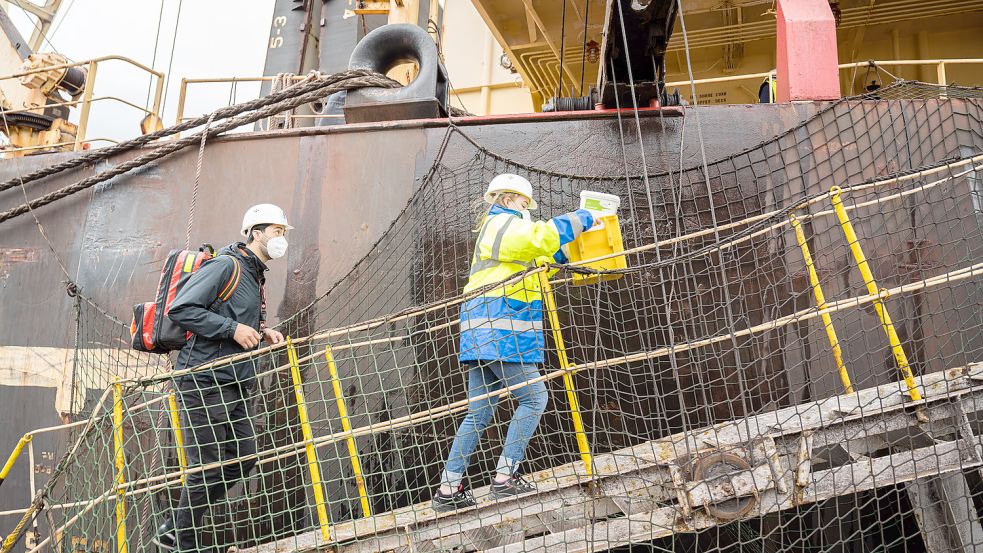 Die Jobs an Bord von Schiffen sind vielfältig. Doch nicht jeder, der sich für Schiffe interessiert, muss auch zur See fahren. Foto: Mohssen Assanimoghaddam/dpa