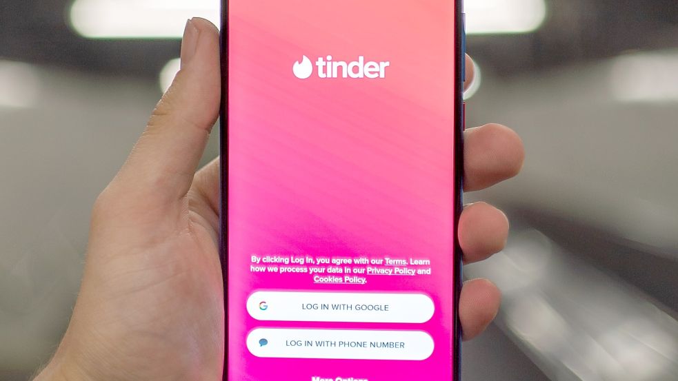 Tinder feiert zehnjähriges Bestehen. Wir haben die besten Dating-Geschichten von Freunden aufgeschrieben. Foto: Mika Baumeister / Unsplash