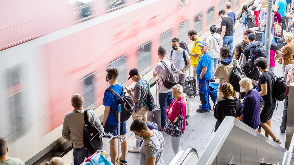 Die Verkehrsminister von Bund und Ländern halten grundsätzlich ein bundesweites Nahverkehrsticket für monatlich 49 Euro als Nachfolger des 9-Euro-Tickets für möglich. Foto: Christoph Soeder