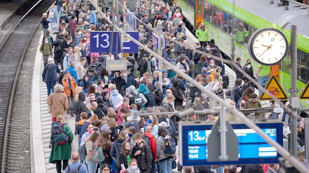 In den Monaten des 9-Euro-Tickets waren die Bahnsteige wie hier in Hamburg oft ziemlich voll. Viele Menschen nutzten die Möglichkeit, billig Zug zu fahren - und erlebten zahlreiche Verspätungen und Zugausfälle. Dazu gibt es nun Zahlen. Foto: dpa