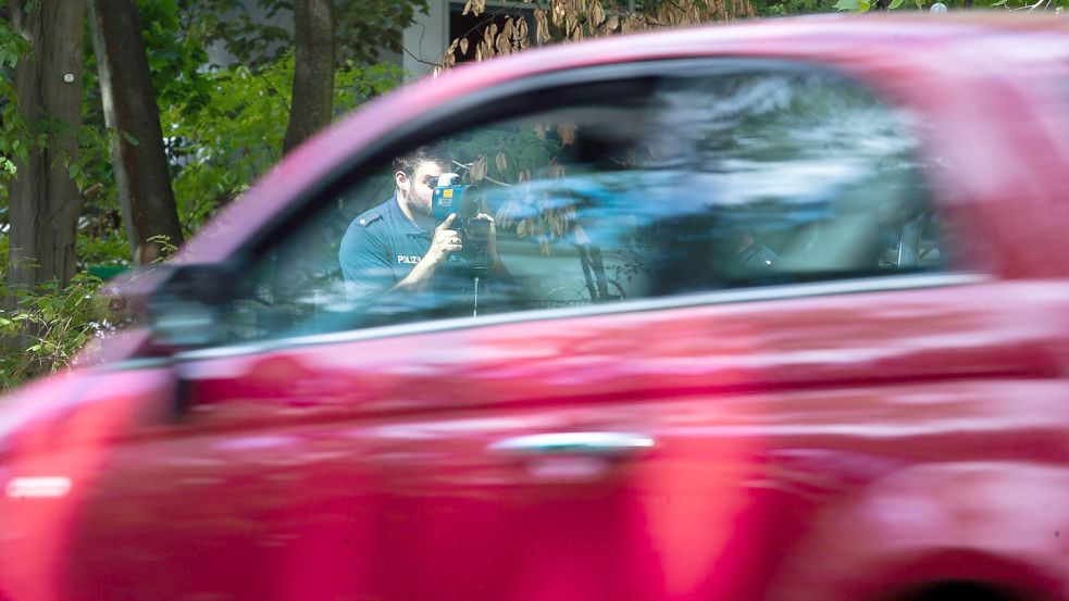 Fahren die Autos auf der Jammertalstraße zu schnell? Symbolfoto: Christoph Soeder/dpa