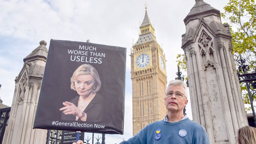 Liz Truss tritt nach sechs Wochen im Amt zurück. Demonstranten fordern eine Allgemeine Wahl. Foto: Imago Images/ ZUMA Wire