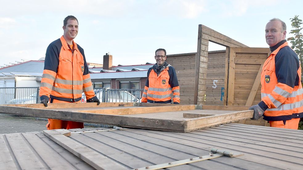 Vorbereitungen für das große Fest: Am Freitagmorgen haben Mitarbeiter des Bauhofes Buden im Gewerbegebiet aufgebaut. Foto: Hellmers