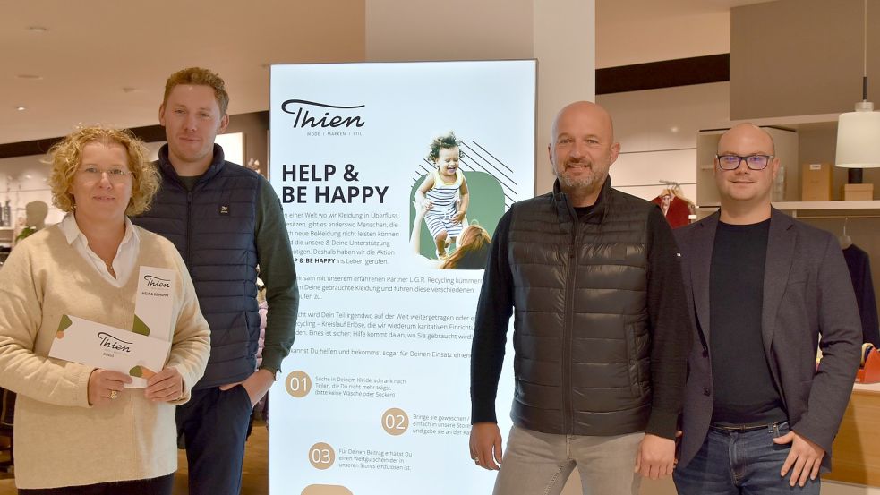 Setzen auf Nachhaltigkeit: Elisabeth Benning (von links) und Jan-Heinrich Benning vom Modehaus Thien kooperieren mit Peter Heckmann und Marwin Gedenk von „Help & be happy“. Foto: Hahn