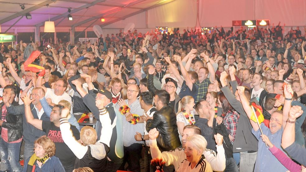 Jubelnde Fußballfans soll es zur WM auch wieder in Leer geben – aber nicht in einem Zelt. Foto: Wolters