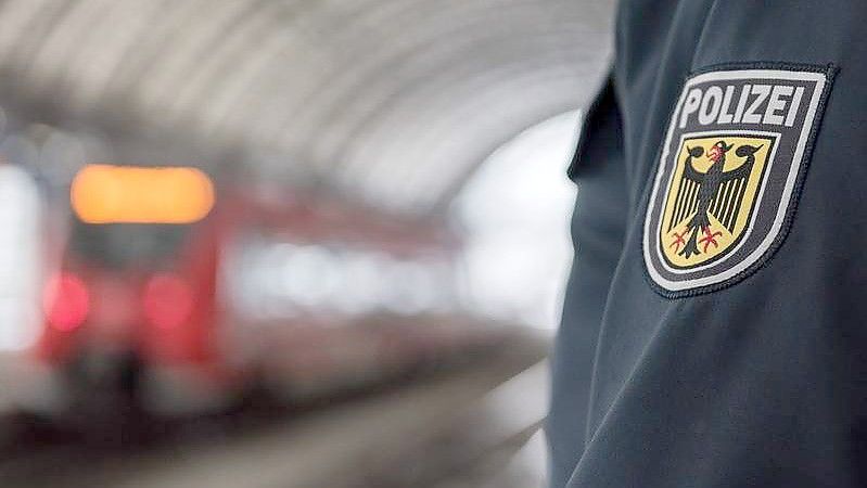 Beamte der Bundespolizei haben einen Mann festgenommen. Symbolfoto: Bundespolizei