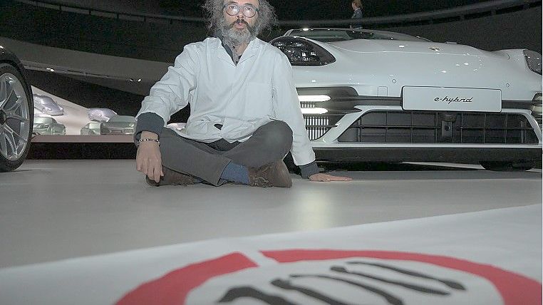 Scientist Rebellion in Wolfsburg: Gianluca Grimalda bei der Besetzung des Porsche-Pavillons in der Autostadt. Foto: Isaac Perales