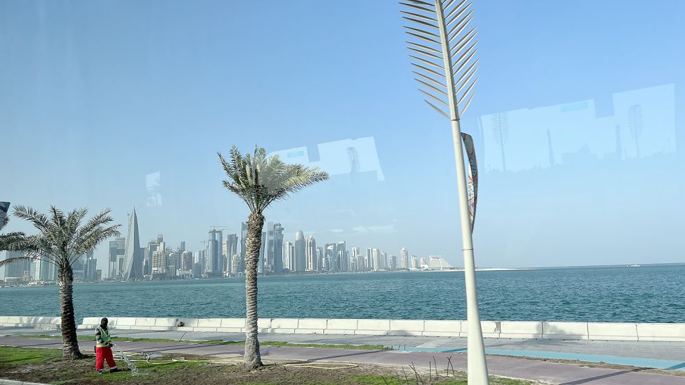 Entlang der Corniche werden gerade Bäume und Rasen gepflanzt. Ein Arbeiter wässert den Boden. Foto: Susanne Fetter