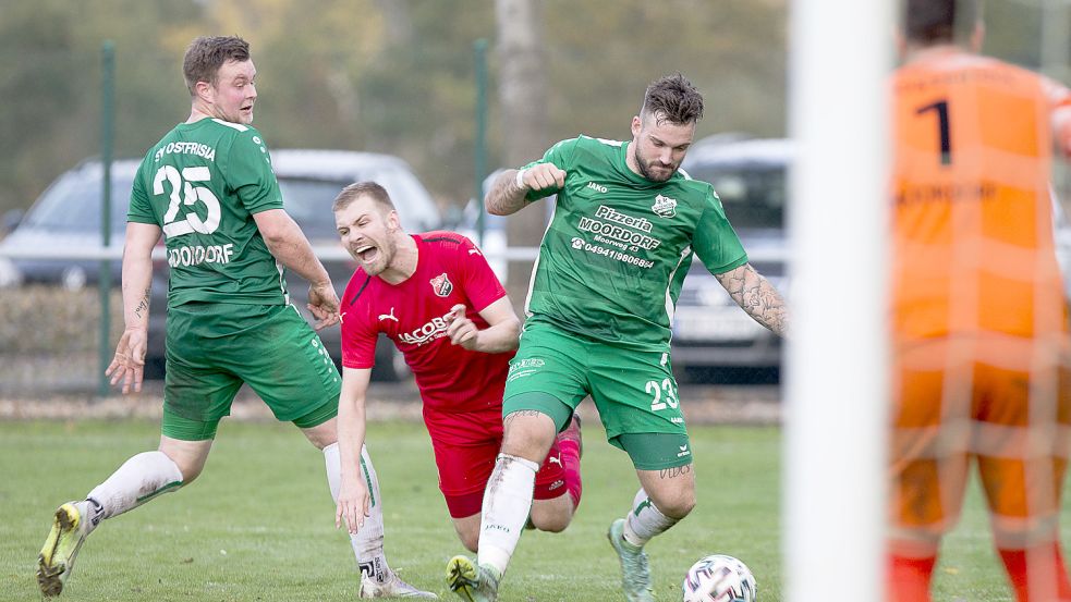 Ostfrisia Moordorf (rechts Wilko Janssen) wartet auch nach zwölf Spielen noch auf den ersten Sieg, nachdem das Heimspiel gegen Holtland (Mitte Jelmer van Dijk) 1:2 verloren ging. Foto: Doden/Emden