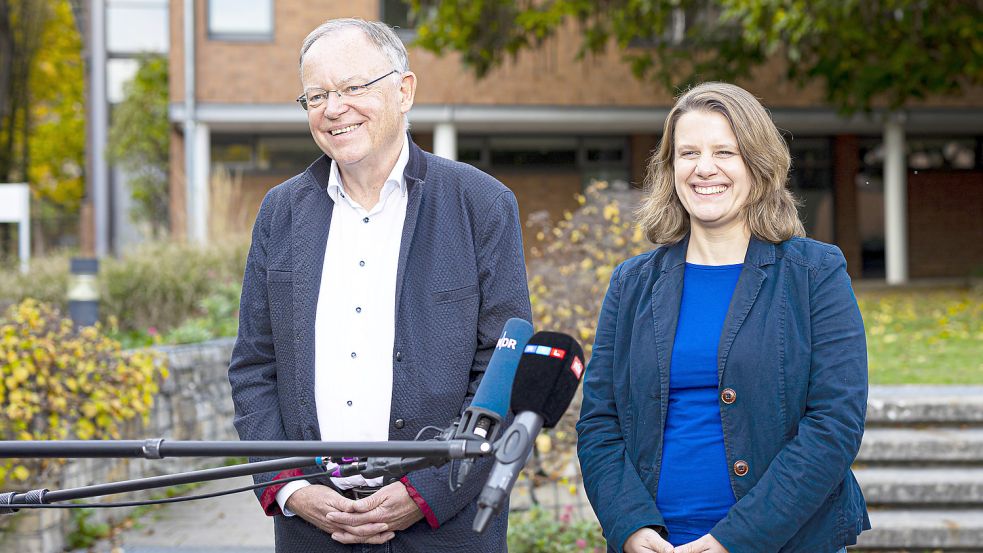 Stephan Weil (SPD, l), Ministerpräsident von Niedersachsen, und Julia Willie Hamburg (Bündnis 90/Die Grünen, r) geben ein Pressestatement zu den Koalitionsverhandlungen ab. Foto: dpa/Moritz Frankenberg