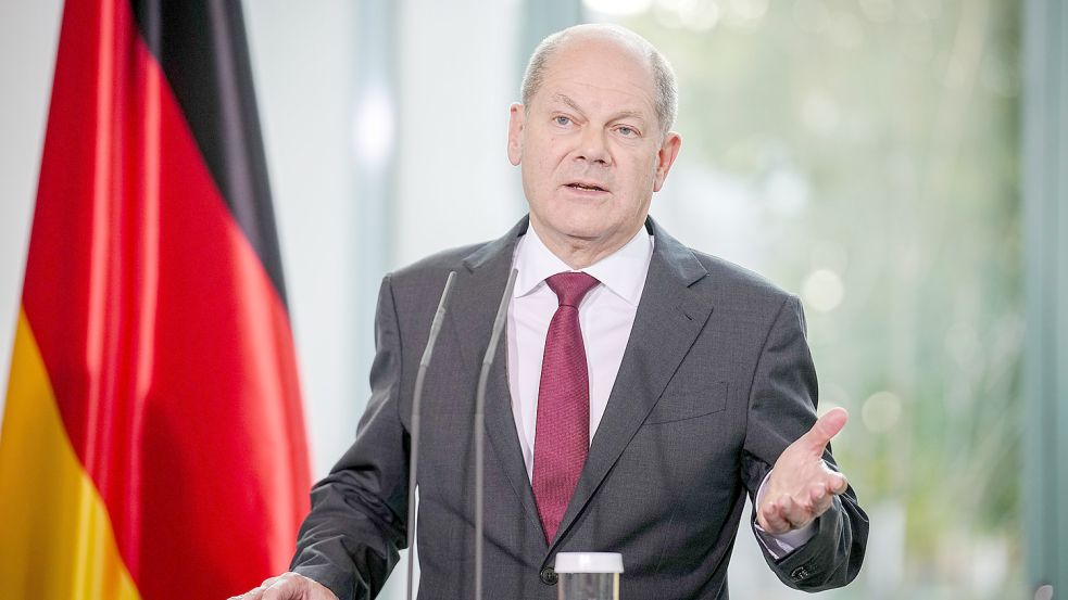 Bundeskanzler Olaf Scholz sagte am Montag, dass angesichts hoher Energiekosten im Winter niemand zurückgelassen werden solle. Foto: Nietfeld/DPA