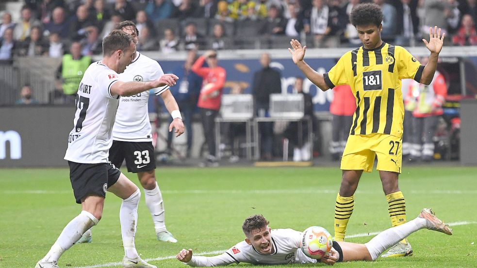 Ist sich zunächst keiner Schuld bewusst: Dortmunds Adeyemi (rechts) schubst Frankfurts Lindström. Foto: imago/Revierfoto