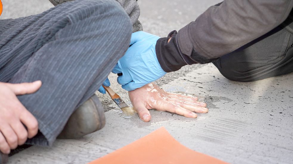 Imme wieder blockieren Klimaaktivisten wichtige Verkehrsadern in Berlin. (Symbolbild) Foto: imago images/Martin Dziadek